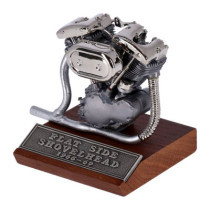 Coffret cadeau Shovelhead de chez V-Twin avec sa boite cadeau en métal