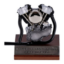 Coffret cadeau Knucklehead de chez V-Twin avec sa boite cadeau en métal