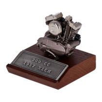 Coffret cadeau Sportster Ironhead de chez V-Twin avec sa boite cadeau en métal