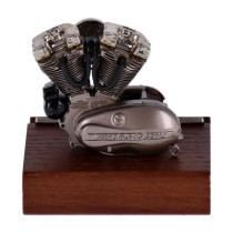 Coffret cadeau Sportster Ironhead de chez V-Twin avec sa boite cadeau en métal