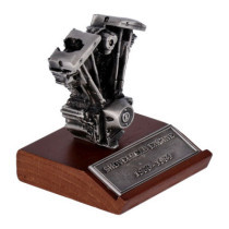 Mini moteur Shovelhead de chez V-Twin - Socle bois et moteur en etain