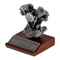 Mini moteur Knucklehead de chez V-Twin - Socle bois et moteur en etain